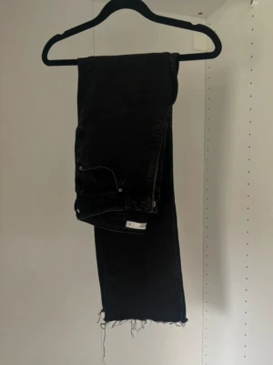 Svarta raka jeans - Klippta till att passa mig som är runt 160cm lång. Har en liten skavank som jag lagt in bild på (sista bilden), i helhet bra skick. 2% elastan.