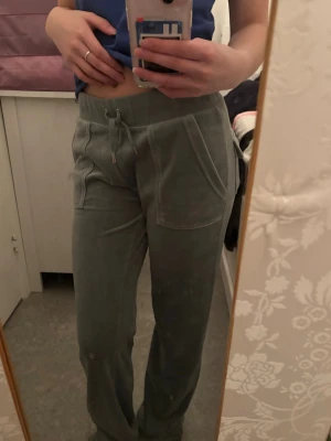 Ljusgrön juicy couture - Mysiga ljusgrön juicy couture, som är nästan aldrig använt, saknar endast den saker på snören (högra) bra skick. Inte nopprigt mjuk som ny