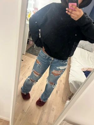 Blå slitna ripped jeans - Säljer ett par blå jeans ifrån Gina med kraftiga slitningar och snygga hål som jag själv har gjort. Jeansen har bootcut passform och normal midja, har även sytt om de så att de ska blir extra low-waist. Perfekta för en avslappnad och trendig streetstyle-look. Tveka inte att höra av er vid frågor. 😊