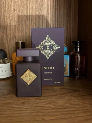 Initio Side Effect  - Säljer nu min Initio Side Effect då doften tyvärr inte passar mig. Det är en fin varm doft. Box och kvitto finns. Den är helt full bara annvänt 5 sprays. Skriv vid minsta lilla fundering🙌