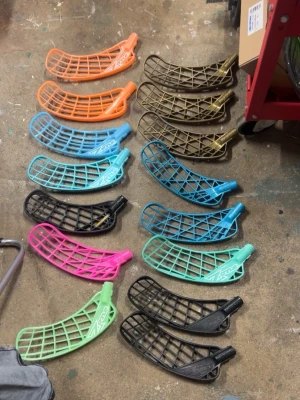 Flera innebandyblad i olika färger - Säljer ett gäng innebandyblad från Zone i plast. Färgerna är orange, brun, ljusblå, svart, turkos, rosa och grön. Bladen har klassisk nätstruktur och passar till de flesta innebandyklubbor. Perfekt för dig som vill byta stil eller behöver reservblad.
