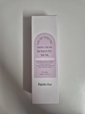 Farmstay Romantic Musk Handkräm - Handkräm från Farmstay med doften Romantic Musk. Kommer i en stilren, ljuslila och vit förpackning på 100 ml. Innehåller parfym och är avsedd för både händer och kropp. Tryckt med sojabläck och förpackad i miljövänlig kartong.