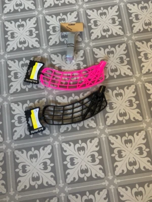 Salming innebandyblad trident - Säljer endast det rosa. Helt nytt, aldrig använt då jag inte spelar med det längre 