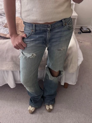 Levis jeans  - SKIT snygga Levis jeans med slitningar. 