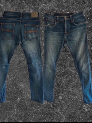 Nudie jeans grim tim - Säljer dessa sjukt feta nudie jeans i storlek W30 L32. Har 2 små hål vid skrevet som inte syns när de används men kan också enkelt fixas gratis hos nudie butiken. Skriv gärna om frågor!👍😊 OBS INGA BYTEN