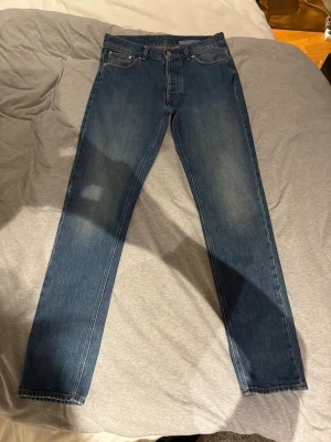 A day’s march jeans - Snygga jeans från A day’s march i en snygg och klassisk blå färg. Har inte använts super mycket och håller därmed mycket bra skick! Modellen heter Denim No.2. Nypriset är 1395 kr. Hör av er vid frågor!!