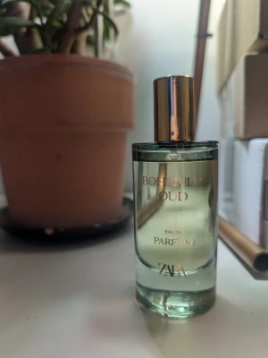 Bohemian Oud Eau de Parfum Zara - Bohemian Oud Eau de Parfum från Zara 50 ml. Luktar verkligen helt otroligt vaniljigt men passar inte med min hud💔 kolla gärna min profil, har fler parfymer. 