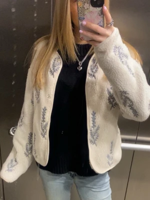 Vår jacka med mönster - Supermysig vår jacka med mönster från Junkyard. Använt 2 gånger och den är som i ny skick🥰 pris går att diskutera!