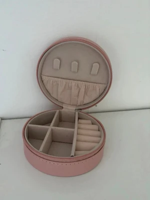 Nytt smyckeskrin - Aldrig använt prislapp kvar under