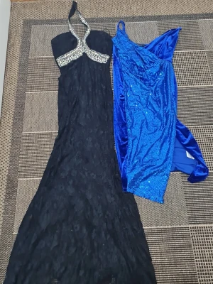 2 för 100kr alla 4 är 200kr Svart långklänning med pärldetaljer - Elegant svart långklänning med halterneck och gnistrande pärldetaljer vid halsringningen. Klänningen har en figurnära passform och vacker struktur i tyget. Perfekt för speciella tillfällen när du vill sticka ut.