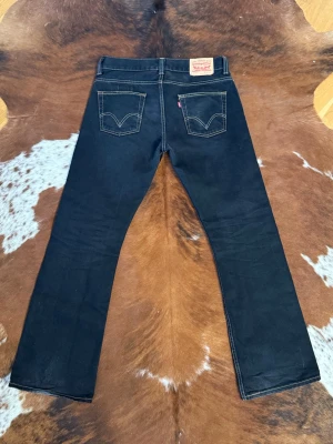 Levis 512 bootcut - Tjena! Säljer dessa riktigt snygga Levis 512 bootcut, byxorna är i fint skick, W34/L32 men passar som L34, hör av dig vid funderingar!🙌