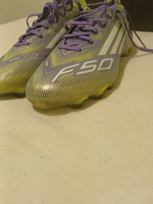 Adidas F50  fotbollsskor - Adidas F50 och är PRO. använda 1 gång då jag märkte att dom inte passade mig.