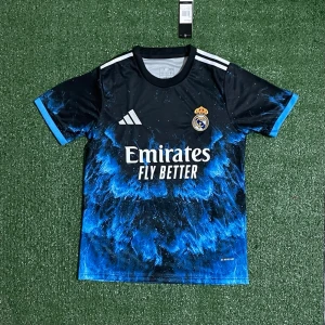 Real Madrid Tröja - Säljer denna riktigt snygga tröjan till ett riktigt bra pris skriv till om ni är intresserad!