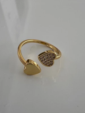 Slumpmässig ring på köpet ❣️ - Säljer flera guldfärgade ringar i olika former och motiv, bland annat trollslända, hjärta, blomma, insekt och abstrakta former. Ringarna har en blank eller strukturerad yta och vissa har detaljer som fjädrar eller vågiga mönster. Perfekta för dig som gillar statement-smycken.