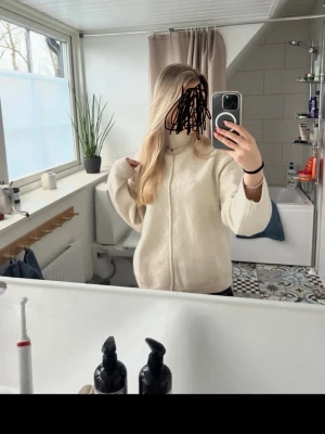 Beige stickad tröja med krage - Mysig beige stickad tröja med krage🥰