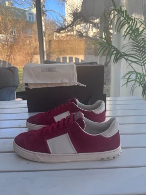 Valentino flycrew - Valentino flycrew | Storlek: 43,5 | Sul-mått: 28,5 cm | Tillbehör: Box, dustbag, kort | Alla nitar kvar | Skick: Mycket bra