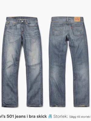 Levi's 501 blå jeans - Blå Levi’s 501 jeans i bra skick  Klassisk modell med straight fit och snygg tvätt. Färgen skiljer beroende på ljus!  • Storlek: W29 L32 • Bra skick, normalt slitage