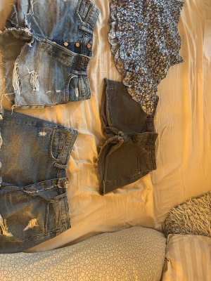 Fyra par shorts i olika stilar - SLÄLJER ALLA DESSA SOMMAR SHORTS / SKJOL FÖR 200kr