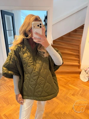 Grön jacka  - Säljer denna sååå söta jacka 💖💖💖❤️❤️. Köpte denna av Filippa montan men passade inte riktigt så nu säljer jag den. I mycket fint skick. 