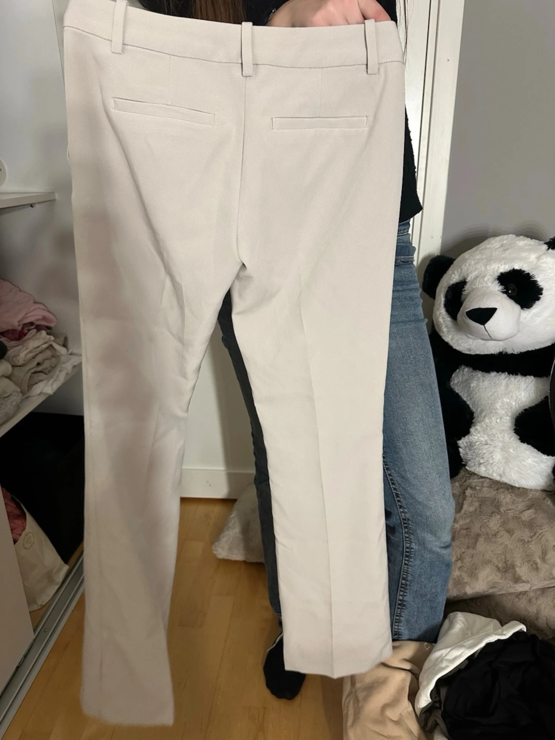 Beige kostymbyxor från Bik Bok - 1