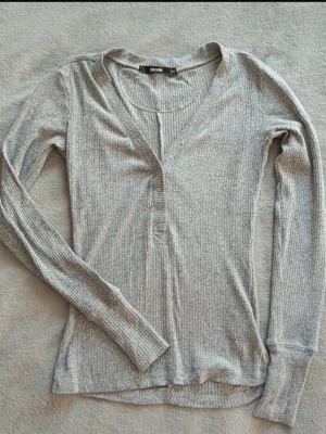 Grå tröja! - Säljer en jätte snygg grå långärmad topp i storlek XS! Toppen är från Bikbok och är lite mörkare än på bilderna.💕