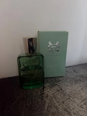 Parfums the Marly greenly 40 ml  - Säljer min Greenley från Parfums de Marly. En riktigt fräsch och ren doft med tydliga noter av grönt äpple, citrus och en mjuk träig bas. Perfekt om du gillar fräscha parfymer funkar super bra till vardags speciellt nu till vår och sommar hör av er vid frågor elller funderingar.  