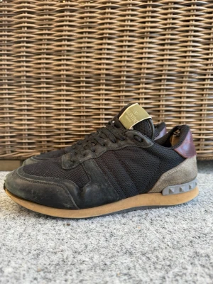 Valentino Rockrunners | 39 - Valentino Rockrunners | storlek 39 | inte så bra skick men bra för att testa innan man köper ett par dyra så du vet om du gillar | hör av er vid frågor eller funderingar!
