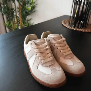 Maison Margiela gats  - Ett par riktigt snygga gats i storlek 43. Dem passar perfekt nu till våren och är aldrig använda. Är osäker på äktheten därav lite billigare pris. 