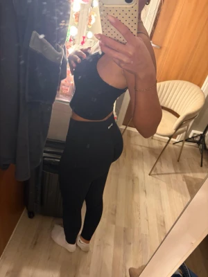 DFYNE Seamless Scrunch Leggings - Svart - Storlek XS - Säljer mina oumbärliga DFYNE seamless leggings i klassiskt svart. Storlek Extra Small (XS). De perfekta gymtightsen som alla pratar om, kända för sin otroliga passform och bekvämlighet! Dessa tights har den ikoniska och smickrande scrunch butt-designen (som syns tydligt på bild 1, 3 och 4) som ger en fantastisk form och lyft. Materialet är mjukt, stretchigt och helt knäböjssäkert (squat-proof). Den höga midjan sitter perfekt på plats under hela träningspasset utan att rulla ner. 