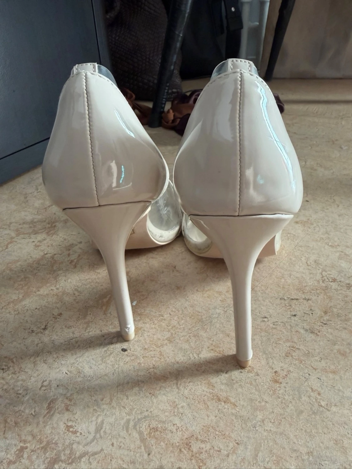 Beige pumps med transparent detalj - 4