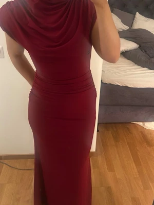 Vinröd långklänning med öppen rygg - Lappen kvar, storlek 38, vill bli av med fort så pris kan diskuteras 