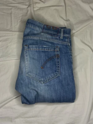 Dondup George Jeans – Slim Fit – W31 – Premium Denim - Säljer ett par Dondup George jeans i klassisk blå tvätt. Slim fit modell med stretch som sitter snyggt och modernt.  Storlek: sydda till W31  Passform: Slim fit  Bra skick och mycket bekväma. Perfekta till både vardag och mer uppklädd stil.  Skriv gärna om du vill ha fler bilder eller mått.  Pris kan diskuteras vid snabb affär.