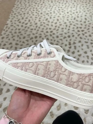 Dior Oblique låga sneakers - (KVITTO FINNS!!!)Snygga låga sneakers från Dior med det klassiska rosa och vita Oblique-mönstret. Skorna har vita snören med Christian Dior-detaljer, vit gummisula och tåparti i vitt. Tillverkade i canvas och gummi för en trendig och exklusiv look.