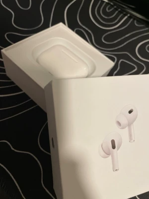 AirPods Pro gen2 med laddare - Säljer ett par vita AirPods helt nya med laddare använda Max 2 gånger men dem tänds inte på vet inte vad orsaken är.