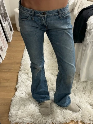 Blå bootcut jeans med låg midja -  blå bootcut jeans med låg midja. Skit snygga!!
