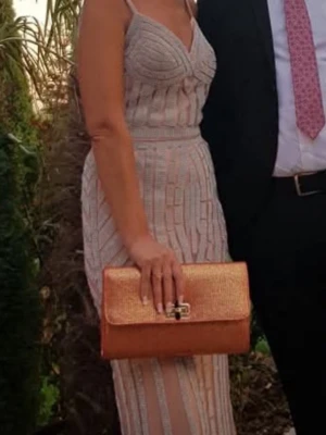 Glittrig långklänning med smala axelband - Supersnygg långklänning med smala axelband och v-ringning. Klänningen är täckt av glittriga silverpaljetter i geometriskt mönster på en beige bas. Perfekt för dig som vill sticka ut och glänsa på festen. Materialet känns lyxigt och klänningen har en figurnära passform.     Köpt för 6000kr