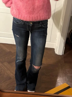 Mörkblå boutcut jeans med hål och slitningar  - Säljer dessa jeans då dom inte kommer till användning. Skriv om ni har frågor / önskar fler bilder osv.💕💕