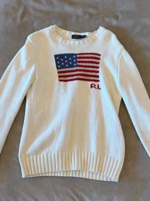 Vit stickad 🇺🇸tröja - Så cool och snygg stickad ralph lauren tröja! Passar så bra nu till våren och sommaren och jag önskar verkligen att tröjan kom till mer användning men tyvärr så gör den inte det.🌷Använd fåtal gånger och är i mycket bra skick!!!