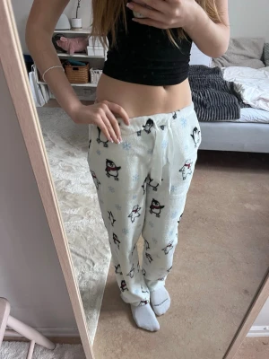 Super söta mjukis byxor  - Jag säljer dessa jätte mysiga mjukis byxorna som jag har klippt i vid fötterna för de va för långa men ser helt normalt ut.💕 De har tyvärr blivit försmå i midjan så säljer de nu!