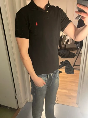 Ralph Lauren Piké - Tja säljer nu en Ralph Lauren Piké i storlek M o svart färg. Pikén är i ett fint skick utan några tydliga defekter. Nypris runt 1799kr mitt pris 249kr hör av dig vid frågor eller funderingar
