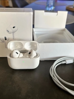 Apple AirPods Pro 3 - Säljer ett par vita Apple AirPods Pro med laddningsetui, extra silikonpluggar och originalförpackning. Hörlurarna har en stilren och kompakt design i blank plast och levereras med USB-C laddkabel och manualer. Perfekta för dig som vill ha grymt ljud och brusreducering.