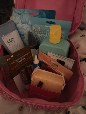 Giftbag - grön / blå - OBS! Väskan på bilden är INTE inkluderad 🫶  Vad som ingår : • två st ansiktsmasker  • två under ögon masker • helt ny shower gel • helt ny hår mask • 2 st lip balm  • acne spot treatment • body sponge  • face minst vitamin C