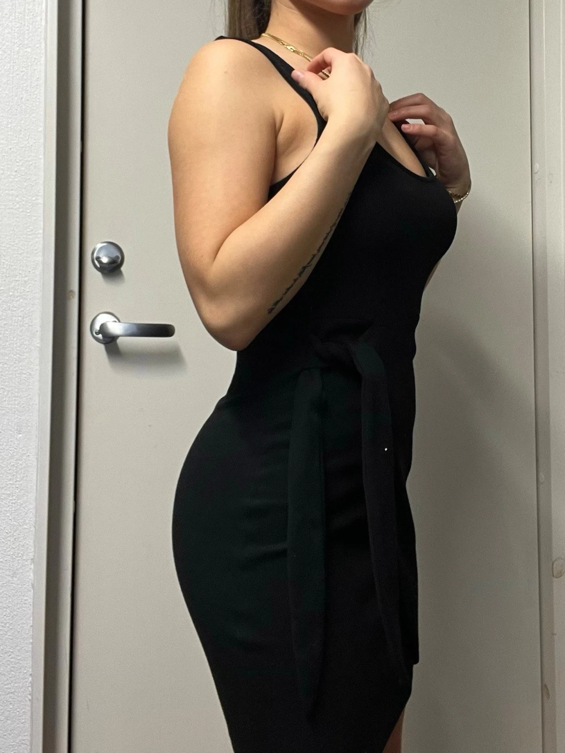 Svart ärmlös klänning med knytband - 1