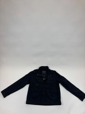  Jacka från Woolrich - Jacka från Woolrich i riktigt bra skick. Storlek S men passar även dom som har M. Perfekt jacka till våren. 