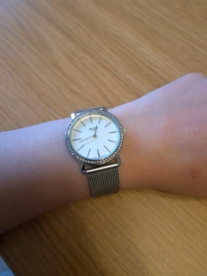 Silverfärgad klocka från Regal - Endast använd ett par gånger.