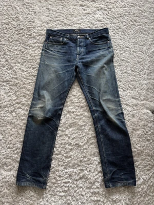 APC jeans - Säljer ett par blå jeans med raka ben och snygga slitningar på framsidan. Jeansen har klassisk femficksdesign och ljusa tvättade partier för en cool, avslappnad look. Perfekta till sneakers och hoodie för en casual stil. Selvedge jeans med riktig feta slitningar och honeycombs. Skriv vid funderingar eller frågor✌🏼
