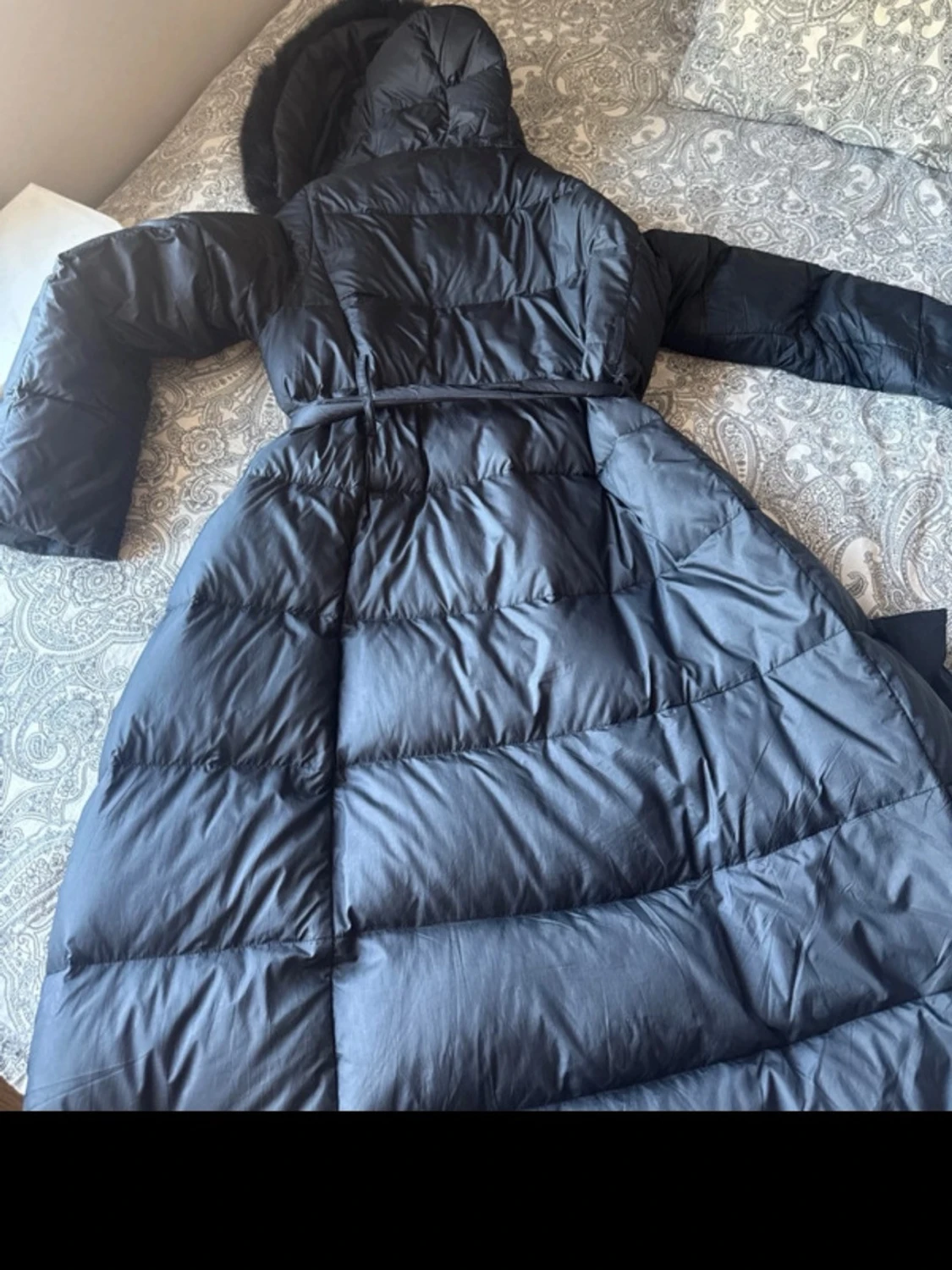 Lång svart dunjacka med päls  - 5