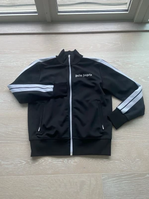 Palm Angels track jacka - Snygg svart track jacket från Palm Angels| knappt använd riktigt bra skick 9/10| den har storleken M| hör av er vid funderingar eller frågor, priset är ej hugget i sten vid snabb affär
