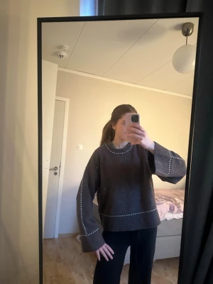 Brun stickad tröja från neo noir - Brun stickad tröja från neo noir köpt på Nelly. Tröjan är i storlek 34/S och är endast använd ett fåtal gånger. Den är helt slutsåld🤗