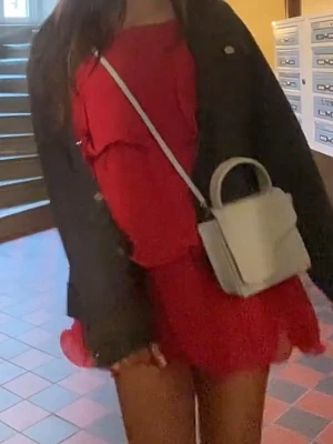 Röd offshoulder volangklänning - Snygg röd kort klänning med volanger och är offshoulder. Klänningen har en feminin och lekfull design, perfekt för dig som vill sticka ut. Materialet ser lätt och luftigt ut, vilket gör den bekväm att bära under varmare dagar.